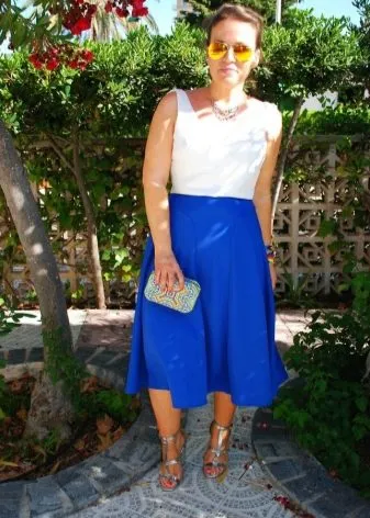 ярко-синяя юбка для лета средней длины
