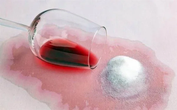 В чистом виде соль хорошо помогает удалить красное вино с тканных поверхностей
