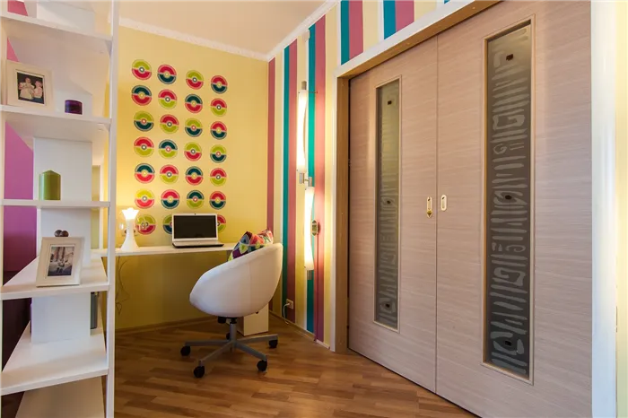 Яркие цвета в дизайне гостиной