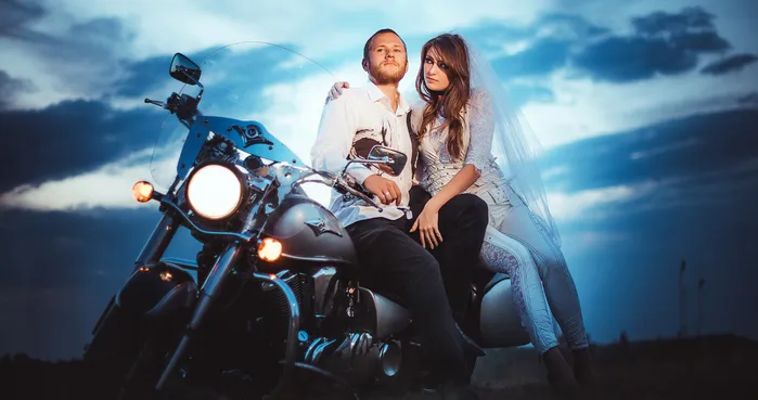 муж и жена на мотоцикле