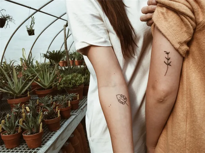Пара с татуировками на руке