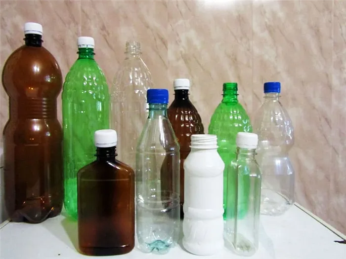 Для поделок подойдут все виды пластиковых бутылок: из-под воды, йогуртов, шампуня