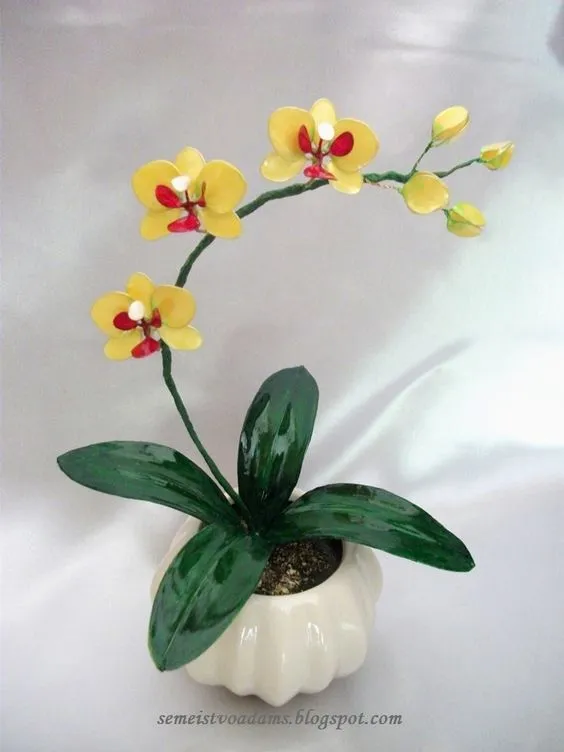 Цветок орхидеи из капроновых колготок