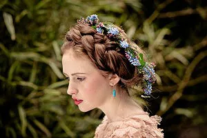 Прически с цветами в волосах на свадьбу 4