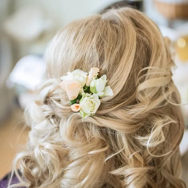 укладка волос средней длины с цветами на свадьбу