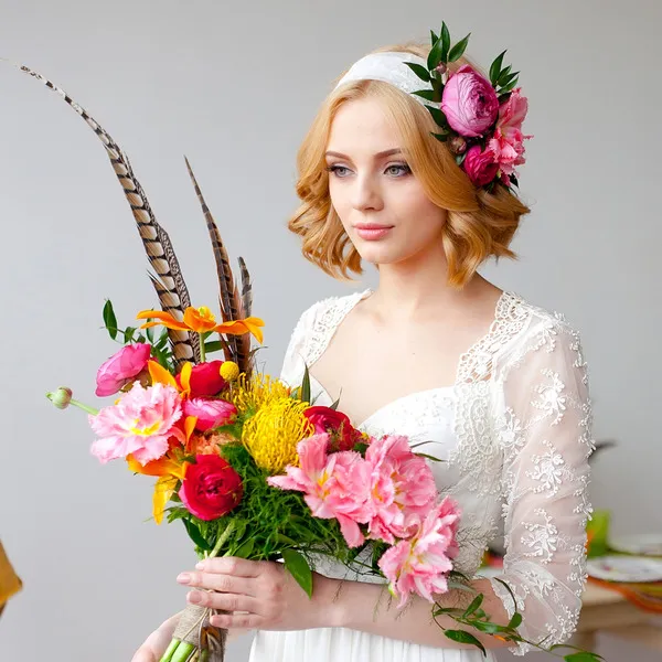 невеста со свадебной прической и живыми цветами