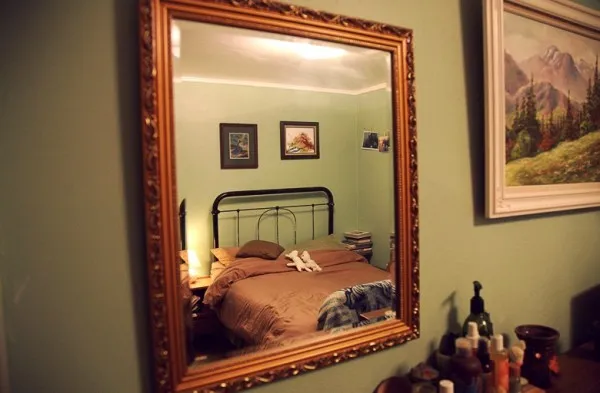 Зеркало напротив кровати