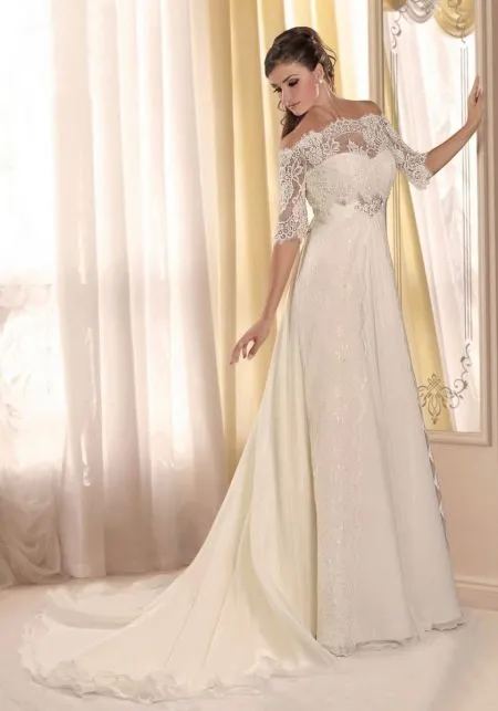 Свадебное платье с короткими кружевными рукавами в стиле ампир