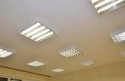 Рекомендуемое расстояние между светильниками в натяжных потолках