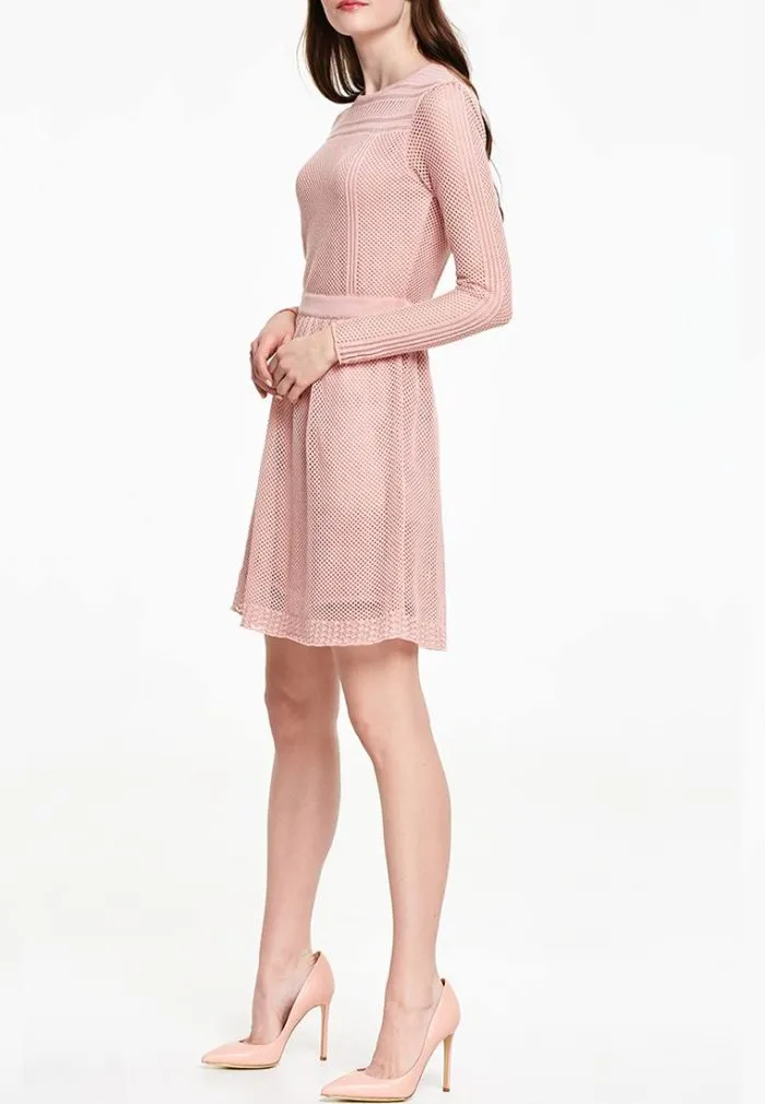 розовое короткое платье вязаное крючком