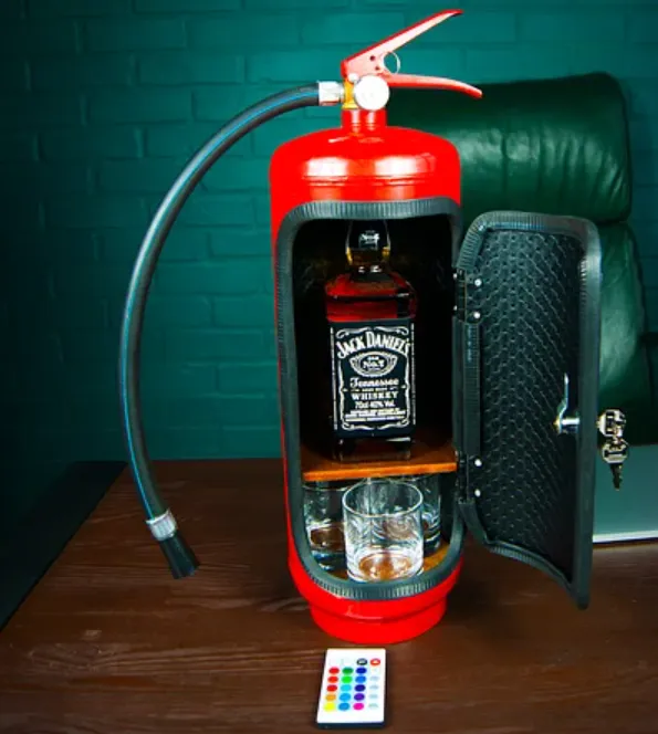Мини-бар в форме огнетушителя с виски и стаканами внутри 