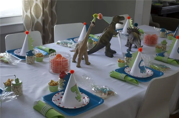 декор стола динозавры