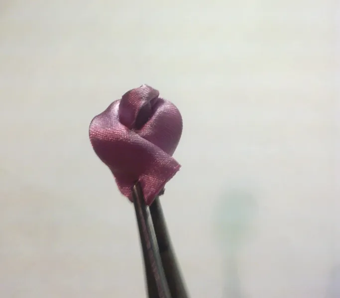 Простая роза из ленты с жесткими краями