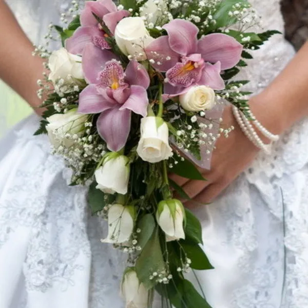 невеста держит свадебный букет из орхидей