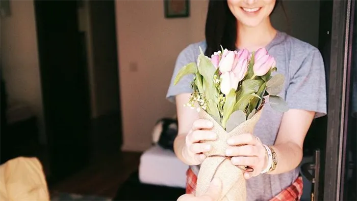 девушка получает букет цветов