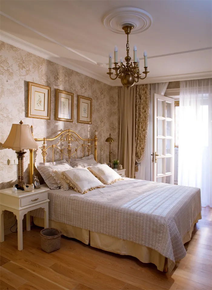 Дизайн спальни в классическом стиле - Отделка потолка