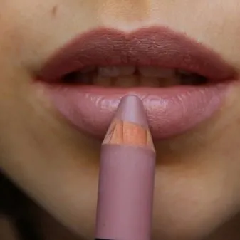 Как правильно красить губы карандашом? Правильный макияж 