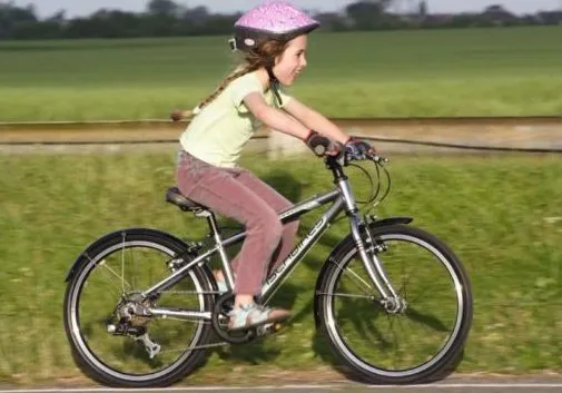 Девочка девяти лет на велосипеде
