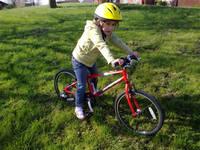 Девочка семи лет на велосипеде