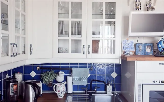 Интерьер бело-синей кухни с посудой с гжельской росписью