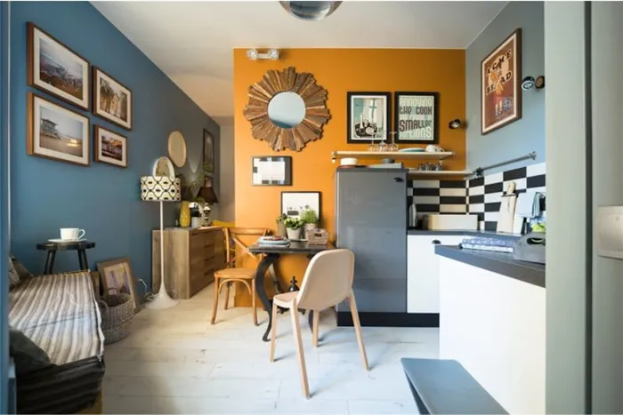 Оранжево-синие стены в интерьере кухни