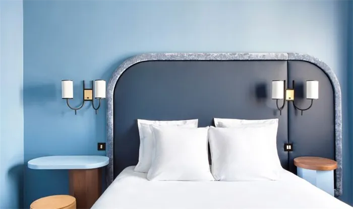 Ярко-голубая акцентная стена в спальной комнате