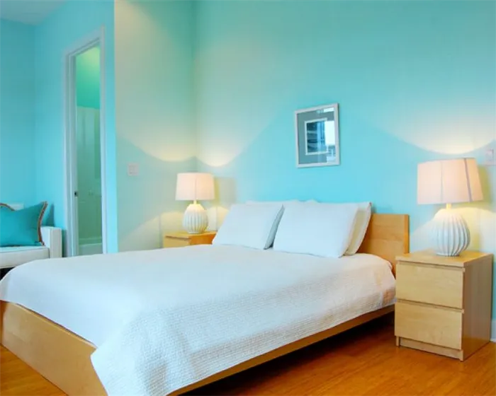 Кремово-голубая спальня в стиле минимализма