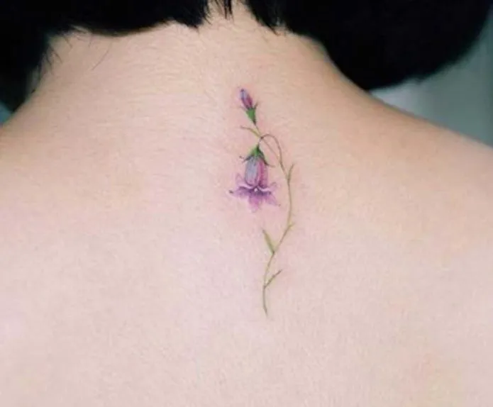 акварельная микро-тату на спине цветы