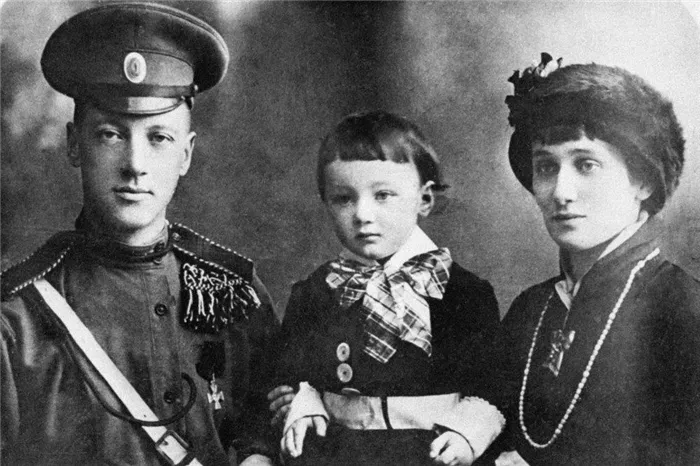 Николай Гумилев и Анна Ахматова с сыном Львом. 1915 год