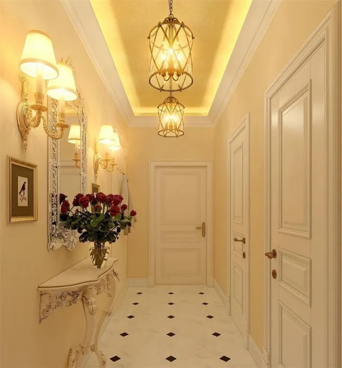 Декор узкого длинного коридора в классическом стиле в светлых тонах