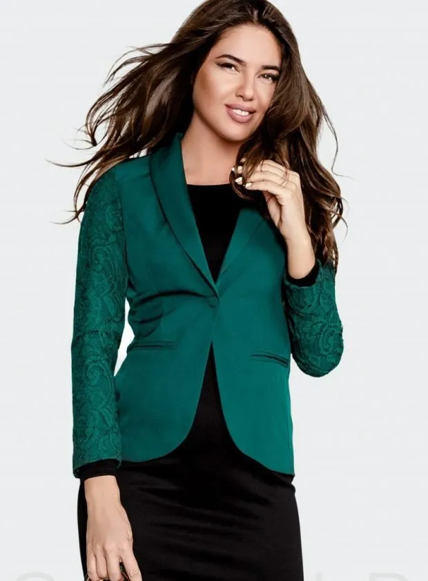 модные женские пиджаки 2022 2023: зеленый с кружевными рукавами