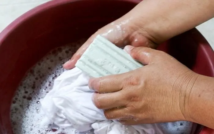 Предварительно нужно замылить пятно хозяйственным мылом