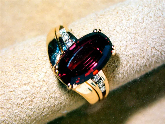 Золотое кольцо с камнем, фото: gemteck1