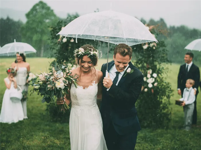 Свадьба на природе под дождем