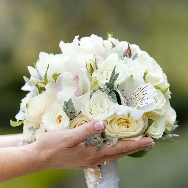 белые альстромерии в руках невесты