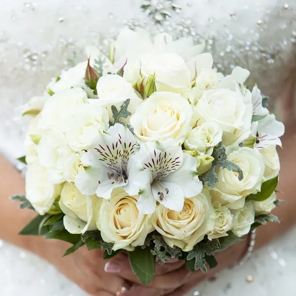 букет из альстромерий белого цвета на свадьбу