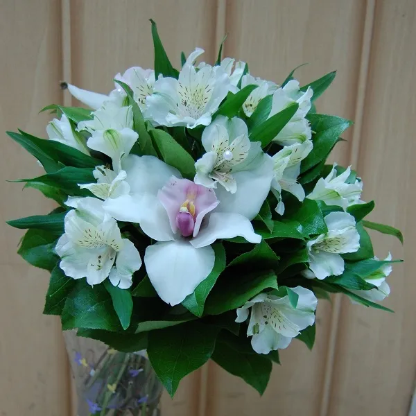 альстромерии и орхидеи для невесты