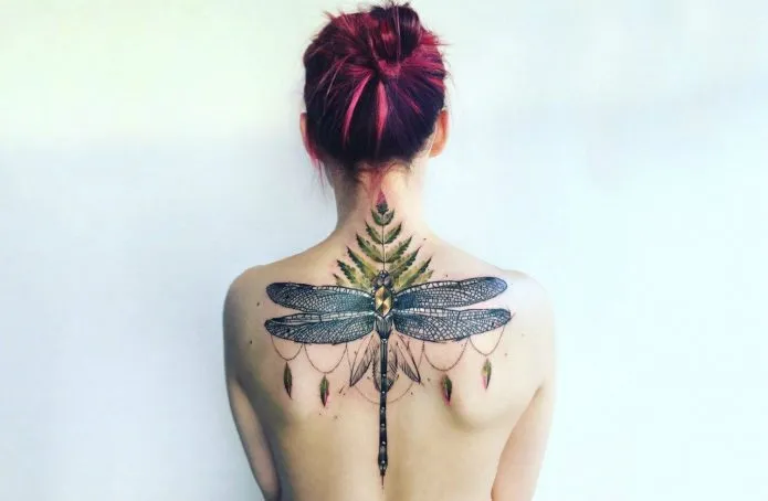 женское тату в цвете стрекоза на спине