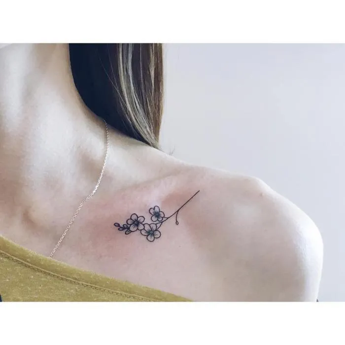 татуировки цветы на ключице