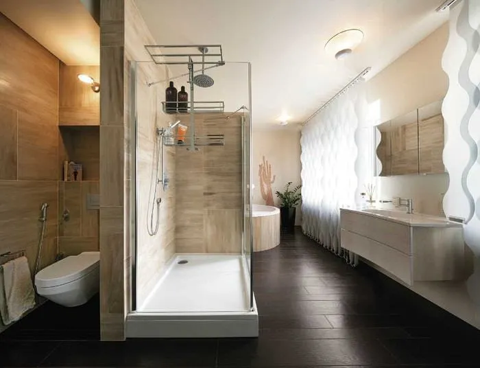 идея необычного дизайна ванной комнаты с окном