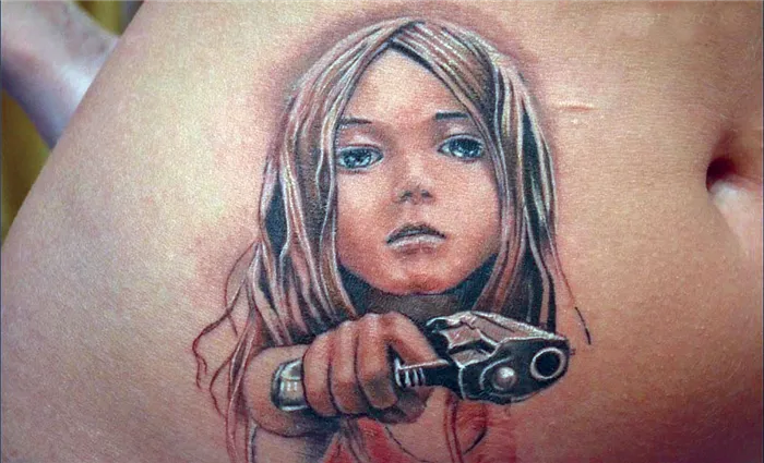 Современная татуировка на животе девочка с пистолетом 