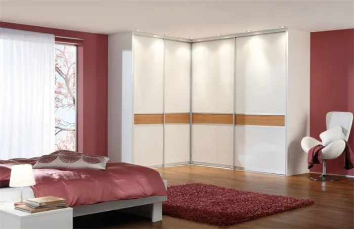 Угловой шкаф с белыми дверками в спальне