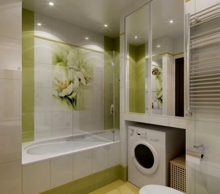 Интерьер ванной комнаты с установленной стиральной машиной.