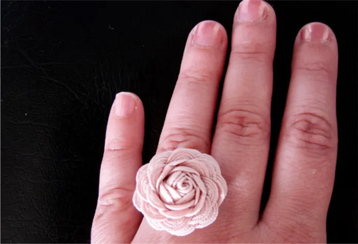 Кольцо с цветком из тесьмы-волны