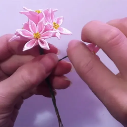 Неувядающая красота: цветы из атласных лент своими руками