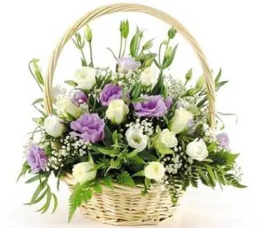 композиции цветов в корзине, белые и фиолетовые цветы