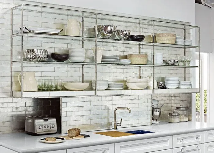 Открытые полки из стекла и металла выглядят легко, не загромождая внутреннее пространство кухни