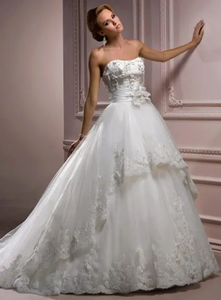 Свадебное платье с декором на корсете