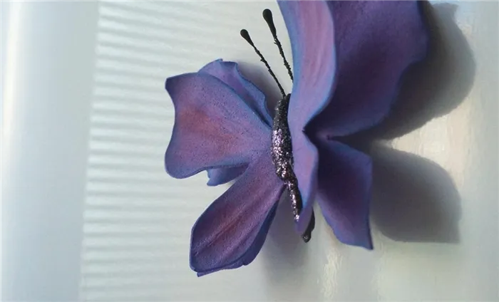 Выбирать цвет фоамирана для изготовления бабочки стоит в зависимости от вещи или предмета, которую она будет украшать 