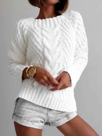 Белый свитер с косой, связанный спицами